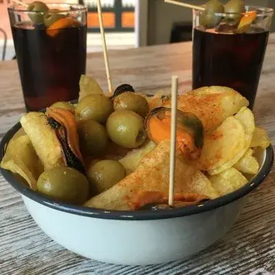Chips with olives